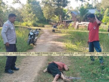 Personel kepolisian saat melakukan olah tempat kejadian perkara (TKP) di lokasi kejadian dua pria saling bacok di Muna Barat. Foto: Istimewa