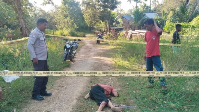 
 Personel kepolisian saat melakukan olah tempat kejadian perkara (TKP) di lokasi kejadian dua pria saling bacok di Muna Barat. Foto: Istimewa