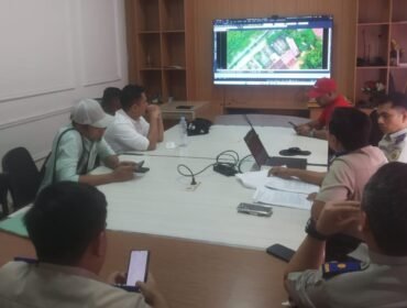 Pihak keluarga Haji Mujarab saat audiensi dengan pihak BPN Kendari soal sengketa lahan Hotel Foresta. Foto: Istimewa