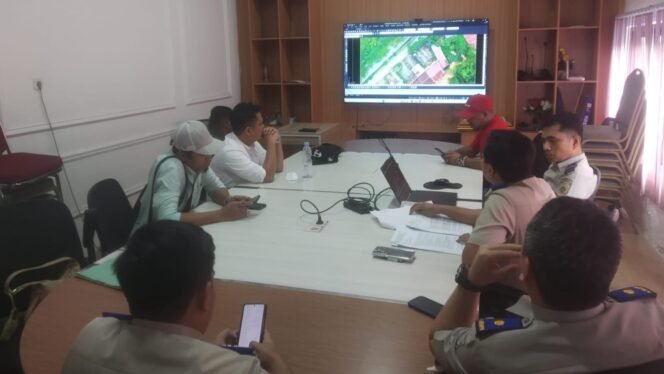 
 Pihak keluarga Haji Mujarab saat audiensi dengan pihak BPN Kendari soal sengketa lahan Hotel Foresta. Foto: Istimewa