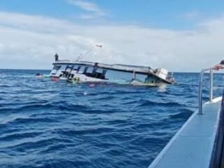 Tampak KM Mahkota Menui tenggelam di perairan antara pulau Samarengga dan Koikila. Foto: Istimewa
