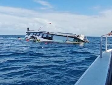 Tampak KM Mahkota Menui tenggelam di perairan antara pulau Samarengga dan Koikila. Foto: Istimewa