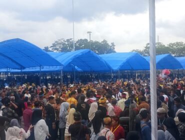 Ribuan masyarakat Muna memadati pelataran Eks MTQ Kendari menghadiri agenda silaturahmi akbar yang diselenggarakan KKMM Sultra. Foto: Istimewa