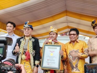 Silaturahmi Akbar KKMM Sultra pecahkan rekor MURI melalui penyajian 1.228 dulang. Foto: Penafaktual.com