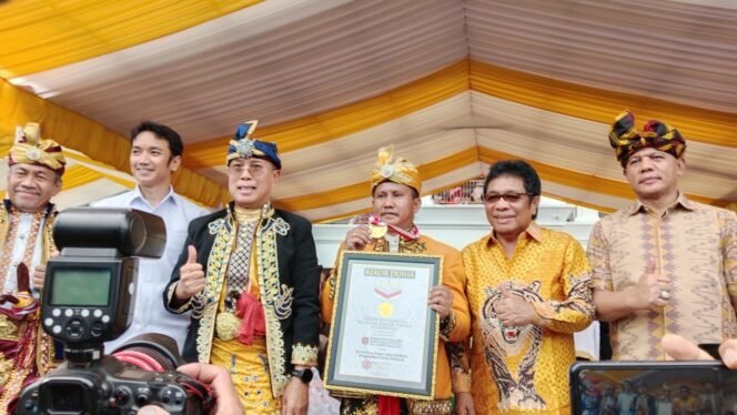 
 Silaturahmi Akbar KKMM Sultra pecahkan rekor MURI melalui penyajian 1.228 dulang. Foto: Penafaktual.com