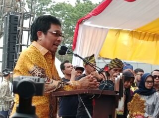 Wakil Ketua Komisi V DPR RI Ridwan Bae saat menyampaikan sambutan dalam angenda Silaturahmi Akbar KKMM Sultra. Foto: Penafaktual.com