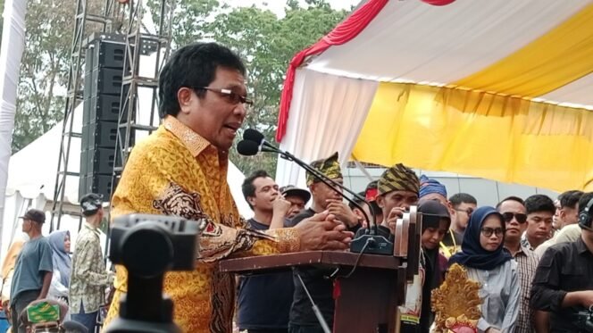 
 Wakil Ketua Komisi V DPR RI Ridwan Bae saat menyampaikan sambutan dalam angenda Silaturahmi Akbar KKMM Sultra. Foto: Penafaktual.com