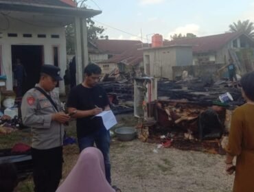 Dua unit rumah warga di Kelurahan Wawotobi Konawe terbakar, Selasa (21/7/2026). Foto: Istimewa