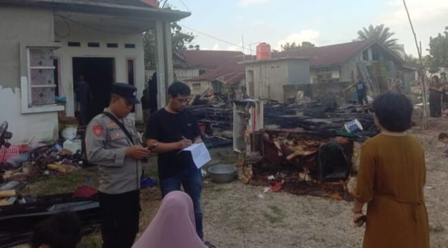 Dua unit rumah warga di Kelurahan Wawotobi Konawe terbakar, Selasa (21/7/2026). Foto: Istimewa