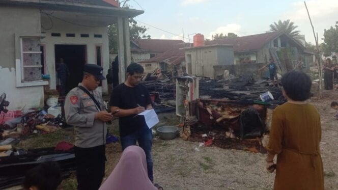 
 Dua unit rumah warga di Kelurahan Wawotobi Konawe terbakar, Selasa (21/7/2026). Foto: Istimewa