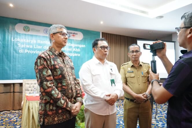 
 Perwakilan FAO untuk Indonesia dan Timor-Leste, Rajendra Aryal bersama Asisten Perekonomian dan Pembangunan Sekretariat Daerah Provinsi Sulawesi Tenggara, Mujahidin saat diwawancarai awak media. Foto: Istimewa
