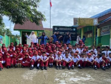 Puluhan murid dan guru SD N 24 Kendari saat foto bersama di halaman sekolah. Foto:Istimewa