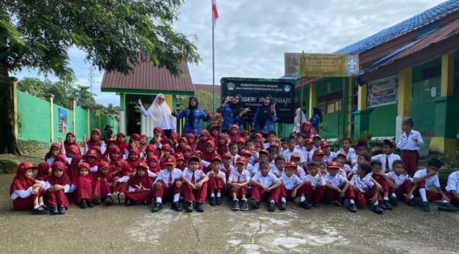 Puluhan murid dan guru SD N 24 Kendari saat foto bersama di halaman sekolah. Foto:Istimewa