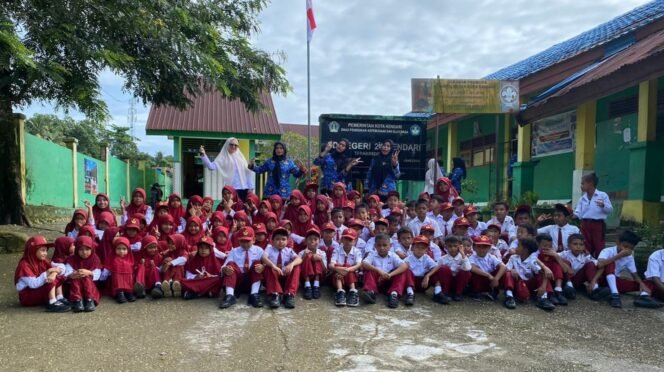 
 Puluhan murid dan guru SD N 24 Kendari saat foto bersama di halaman sekolah. Foto:Istimewa