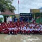 Puluhan murid dan guru SD N 24 Kendari saat foto bersama di halaman sekolah. Foto:Istimewa
