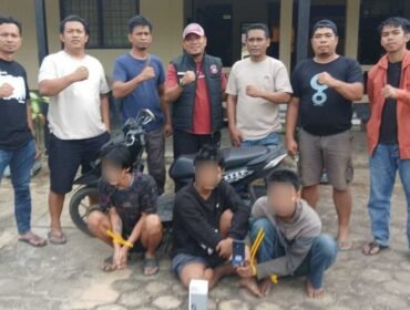 Tiga pemuda ditangkap aparatat kepolisian kasus tidak pidana pencucrian dengan kekerasan di Konawe Selatan. Foto: Istimewa