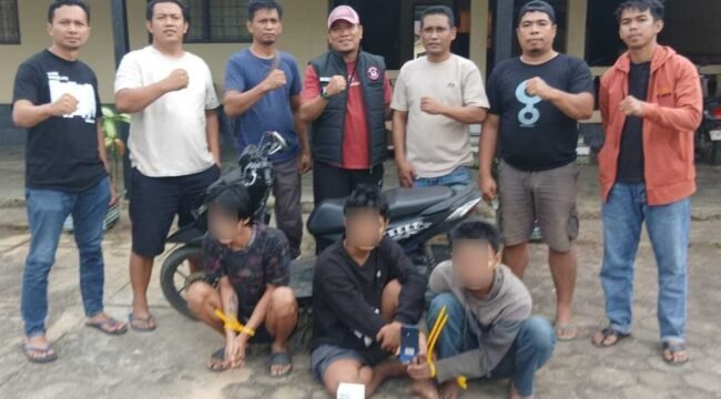 Tiga pemuda ditangkap aparatat kepolisian kasus tidak pidana pencucrian dengan kekerasan di Konawe Selatan. Foto: Istimewa