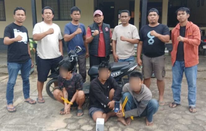 
 Tiga pemuda ditangkap aparatat kepolisian kasus tidak pidana pencucrian dengan kekerasan di Konawe Selatan. Foto: Istimewa