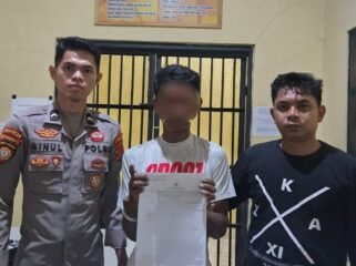 Pria inisial A alias LT (tengah) ditetapkan sebagai  tersangka kasus pencabulan terhadap anak di bawah umur di Buton Utara. Foto: Istimewa
