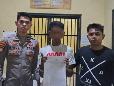 Pria inisial A alias LT (tengah) ditetapkan sebagai  tersangka kasus pencabulan terhadap anak di bawah umur di Buton Utara. Foto: Istimewa