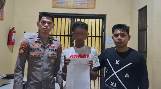 Pria inisial A alias LT (tengah) ditetapkan sebagai  tersangka kasus pencabulan terhadap anak di bawah umur di Buton Utara. Foto: Istimewa