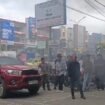 Puluhan massa dari Aliansi Masyarakat Anti Mafia Tanah saat mendatangi Kantor BSI Kendari. Foto: Istimewa