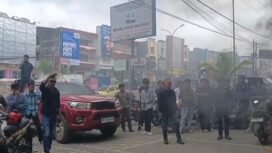 Puluhan massa dari Aliansi Masyarakat Anti Mafia Tanah saat mendatangi Kantor BSI Kendari. Foto: Istimewa