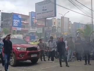 Puluhan massa dari Aliansi Masyarakat Anti Mafia Tanah saat mendatangi Kantor BSI Kendari. Foto: Istimewa