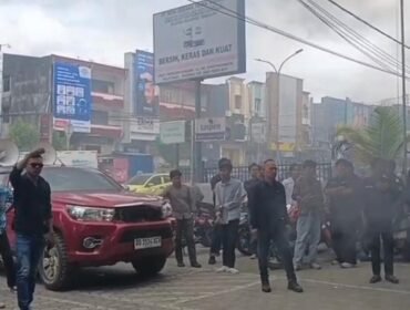 Puluhan massa dari Aliansi Masyarakat Anti Mafia Tanah saat mendatangi Kantor BSI Kendari. Foto: Istimewa