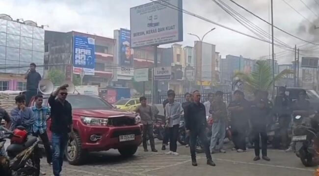 Puluhan massa dari Aliansi Masyarakat Anti Mafia Tanah saat mendatangi Kantor BSI Kendari. Foto: Istimewa
