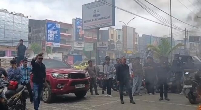 
 Puluhan massa dari Aliansi Masyarakat Anti Mafia Tanah saat mendatangi Kantor BSI Kendari. Foto: Istimewa