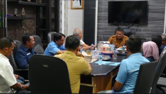 
 Sekda Kota Metro Ahmad Hariyanto saat menerima audiensi Pengurus Daerah (Pengda) Jaringan Media Siber Indonesia (JMSI) Provinsi Lampung di ruang kerjanya. Foto: Istimewa