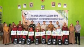 Bupati Konsel Irham Kalenggo saat menghadiri penyerahan bantuan Program Pembangunan dan Pemberdayaan Masyarakat (PPM) PT Generasi Agung Perkasa (GAP), yang digelar di Aula Balai Serba Guna Desa Watumbohoti. Foto: Istimewa