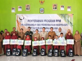 Bupati Konsel Irham Kalenggo saat menghadiri penyerahan bantuan Program Pembangunan dan Pemberdayaan Masyarakat (PPM) PT Generasi Agung Perkasa (GAP), yang digelar di Aula Balai Serba Guna Desa Watumbohoti. Foto: Istimewa