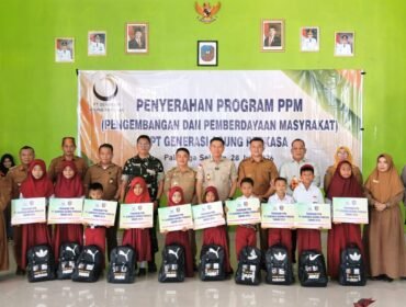 Bupati Konsel Irham Kalenggo saat menghadiri penyerahan bantuan Program Pembangunan dan Pemberdayaan Masyarakat (PPM) PT Generasi Agung Perkasa (GAP), yang digelar di Aula Balai Serba Guna Desa Watumbohoti. Foto: Istimewa
