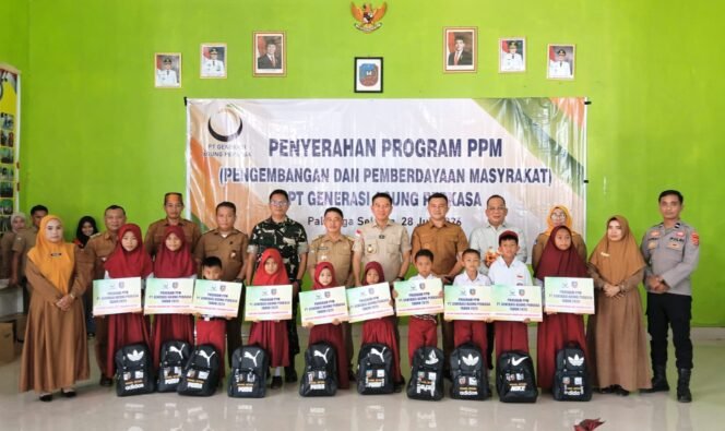 
 Bupati Konsel Irham Kalenggo saat menghadiri penyerahan bantuan Program Pembangunan dan Pemberdayaan Masyarakat (PPM) PT Generasi Agung Perkasa (GAP), yang digelar di Aula Balai Serba Guna Desa Watumbohoti. Foto: Istimewa