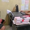 Seorang pria inisial MMA (kiri) terduga pelaku penggelapan motor saat menjalani pemeriksaan di ruang penyidik Polsek Kemaraya. Foto: Istimewa