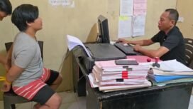 Seorang pria inisial MMA (kiri) terduga pelaku penggelapan motor saat menjalani pemeriksaan di ruang penyidik Polsek Kemaraya. Foto: Istimewa