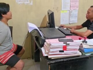 Seorang pria inisial MMA (kiri) terduga pelaku penggelapan motor saat menjalani pemeriksaan di ruang penyidik Polsek Kemaraya. Foto: Istimewa
