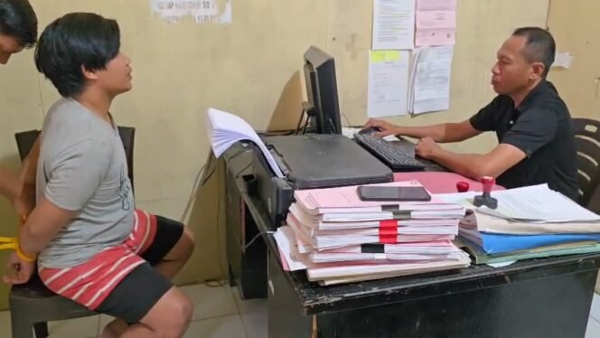 
 Seorang pria inisial MMA (kiri) terduga pelaku penggelapan motor saat menjalani pemeriksaan di ruang penyidik Polsek Kemaraya. Foto: Istimewa