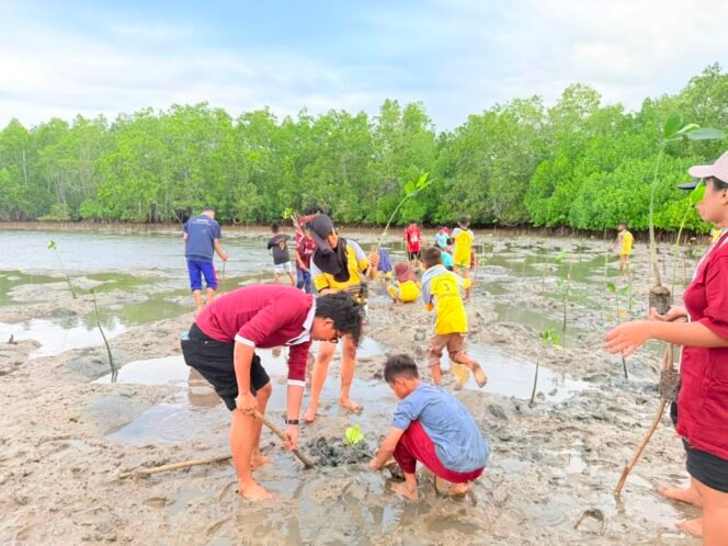 
 Mahasiswa KKN Tematik Universitas Halu Oleo (UHO) Kendari dengan melibatkan pelajar melaksanakan aksi penanaman mangrove di pesisir Desa Sorue Jaya. Foto: Istimewa