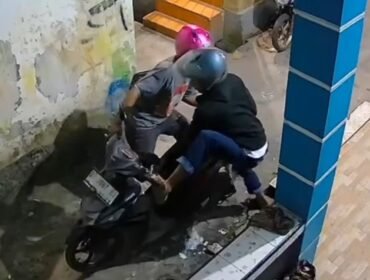 Tangkapan layar yang memperlihatkan dua pelaku curanmor di Kendari Barat terlihat merusak kunci setang motor korban. Foto: Istimewa