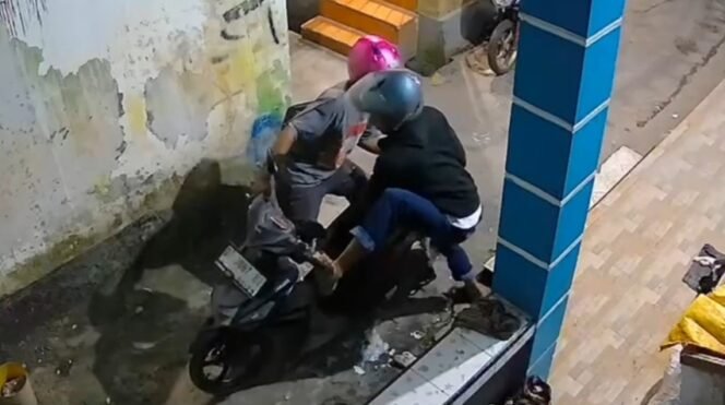 
 Tangkapan layar yang memperlihatkan dua pelaku curanmor di Kendari Barat terlihat merusak kunci setang motor korban. Foto: Istimewa