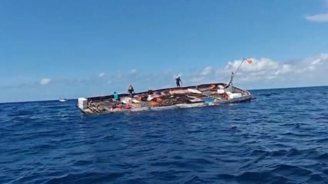 
 KM Mahkota Menui tenggelam di Perairan Pulau Samarengga Morowali. Foto: Istimewa