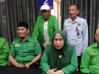 Ketua Dewan Pimpinan Wilayah (DPW) PPP Sultra, Rachmawati Badallah (tengah) saat menyampaikan keterangan pers. Foto: Penafaktual.com