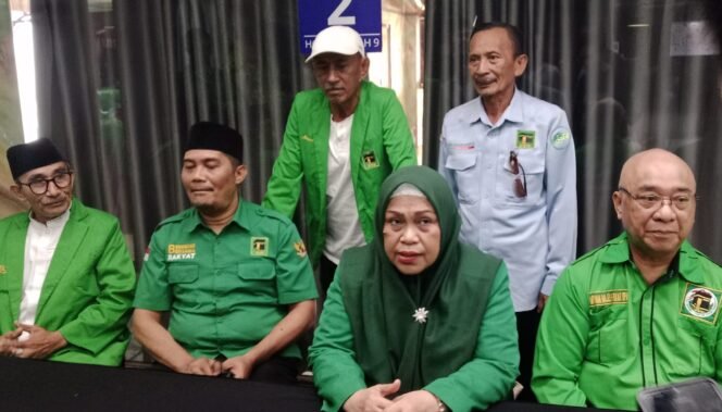 
 Ketua Dewan Pimpinan Wilayah (DPW) PPP Sultra, Rachmawati Badallah (tengah) saat menyampaikan keterangan pers. Foto: Penafaktual.com