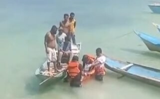 Sejumlah warga bersama petugas SAR saat mengevakuasi jenazah korban. Foto: Istimewa