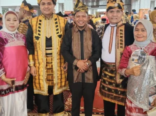 H. La Pili, S.Pd (tengah) bersama Sekertaris dan Bendahara KKMM Sultra. Foto: Istimewa