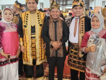 H. La Pili, S.Pd (tengah) bersama Sekertaris dan Bendahara KKMM Sultra. Foto: Istimewa