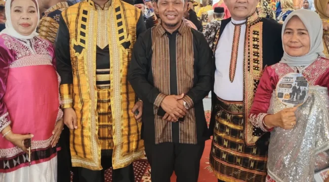H. La Pili, S.Pd  (tengah) bersama Sekertaris dan Bendahara KKMM Sultra. Foto: Istimewa